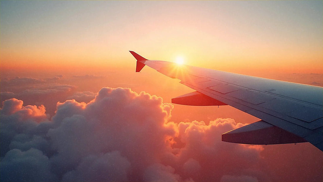 Ala de avión sobre nubes al atardecer