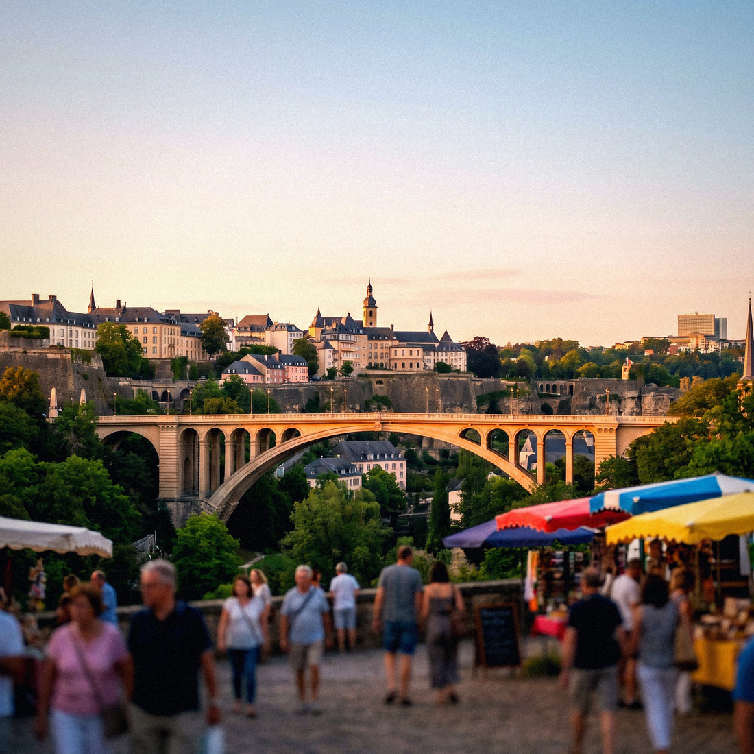 Destino de viaje en Luxemburgo, conectado con una eSIM de datos sin roaming
