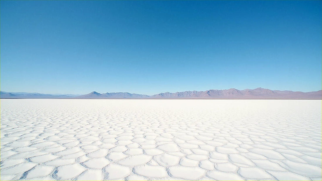 Salar de Uyuni con montañas al fondo