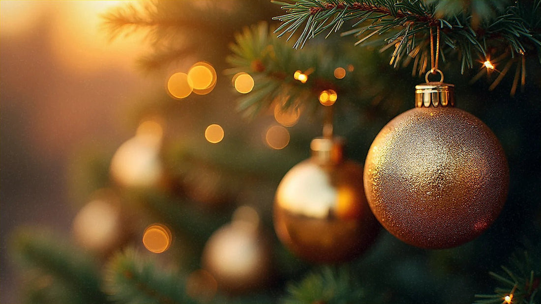 Decoraciones navideñas doradas con luces brillantes