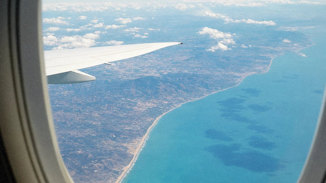 飛行中の飛行機の窓から見た海岸の風景です。