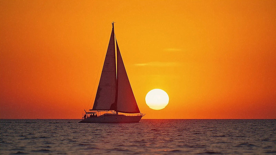 Vela triangular recortada contra el atardecer