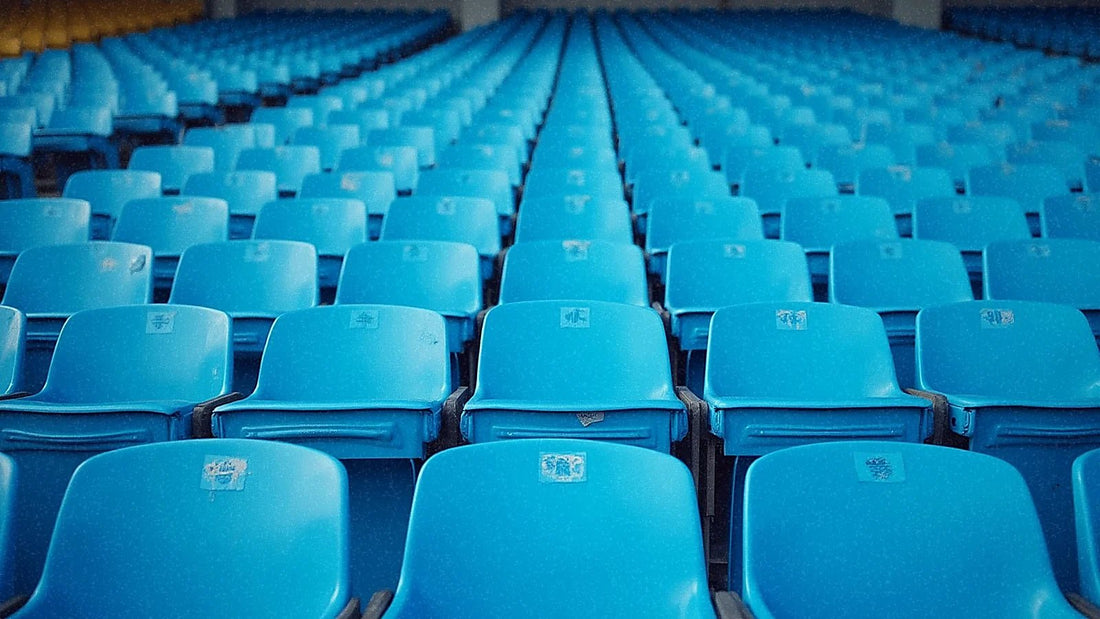 Gradas azules vacías