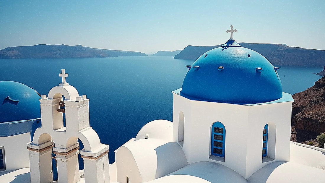 ギリシャの島の白い家々の上にある青いドームです。
