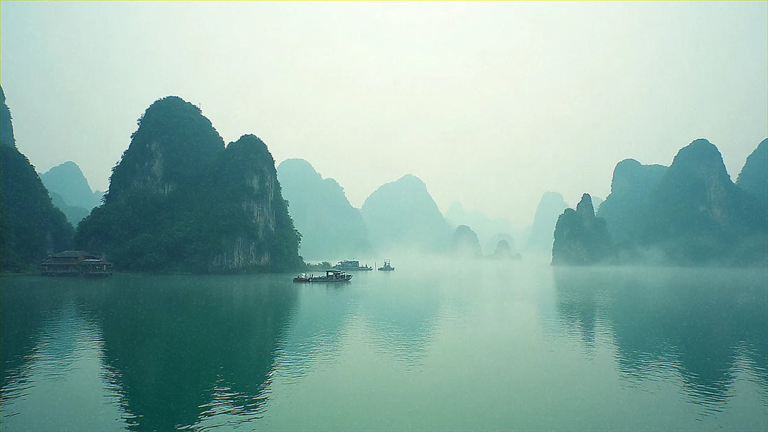 Farallones calizos entre la bruma en Vietnam