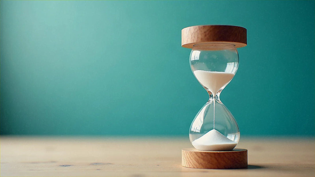 Reloj de arena con arena cayendo lentamente