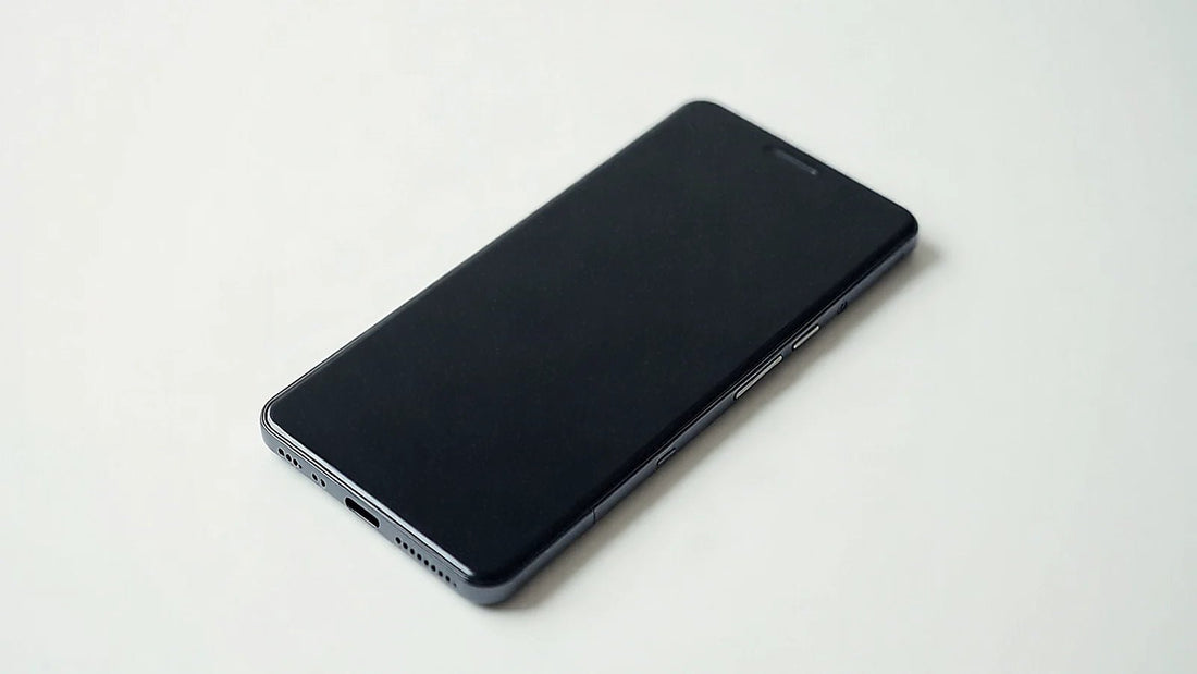 Smartphone Huawei sobre superficie minimalista