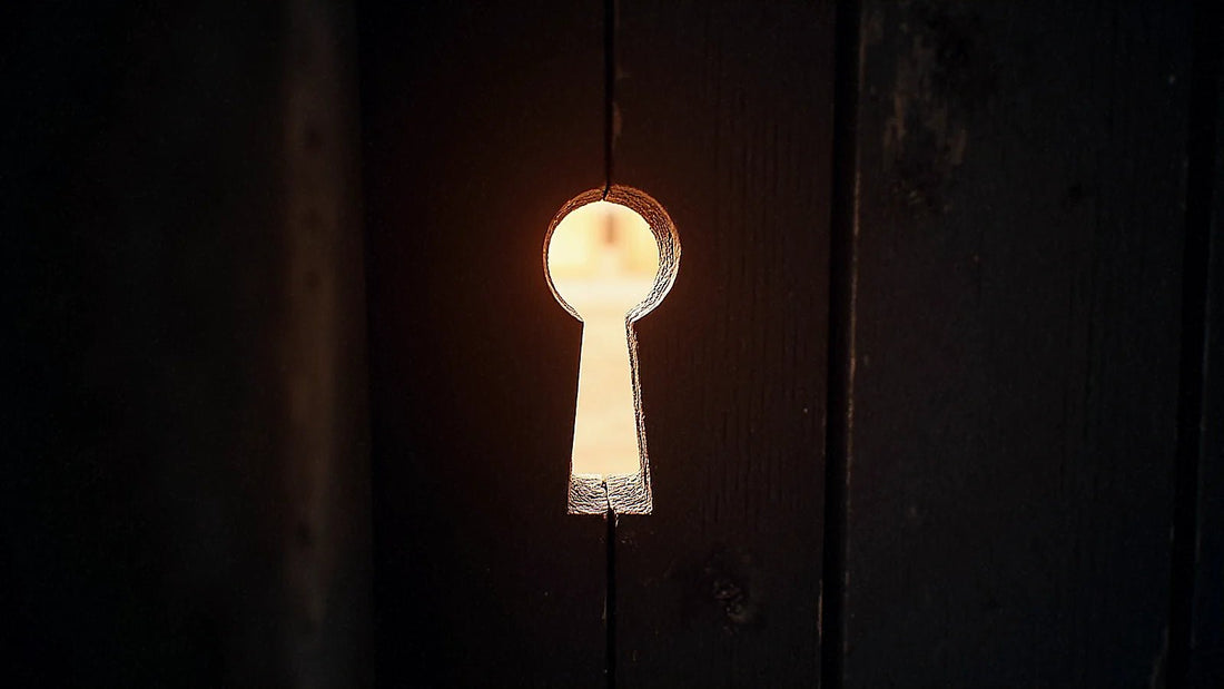 Luz saliendo por el ojo de una cerradura