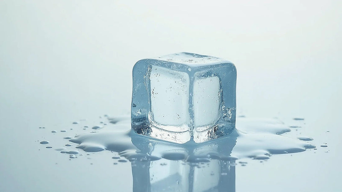 Cubito de hielo derritiéndose sobre una superficie