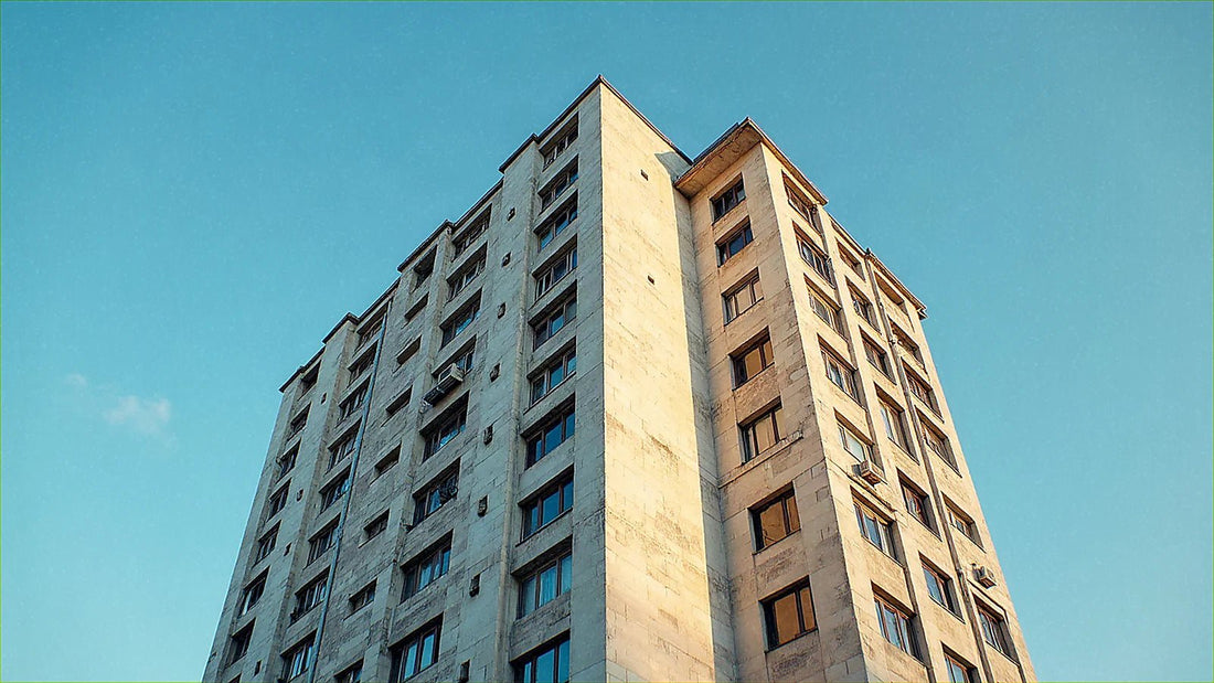 Edificio soviético en Minsk con fachada de hormigón