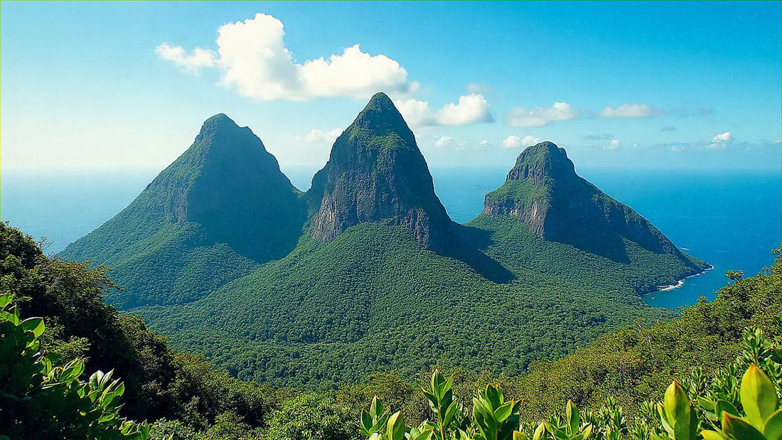 Montañas verdes de Martinica con vegetación tropical