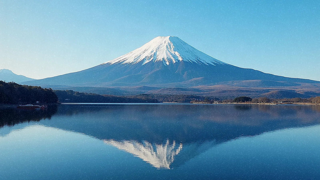 Monte Fuji reflejado en el lago Kawaguchi