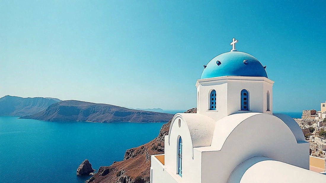 Capilla blanca con cúpula azul frente al mar Egeo