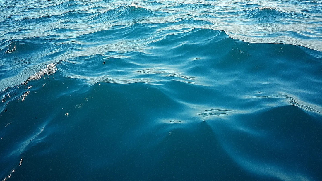 Olas del océano en aguas profundas azules