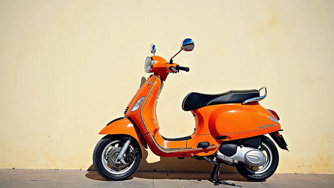 白い壁の前にオレンジ色のバイクが停まっています