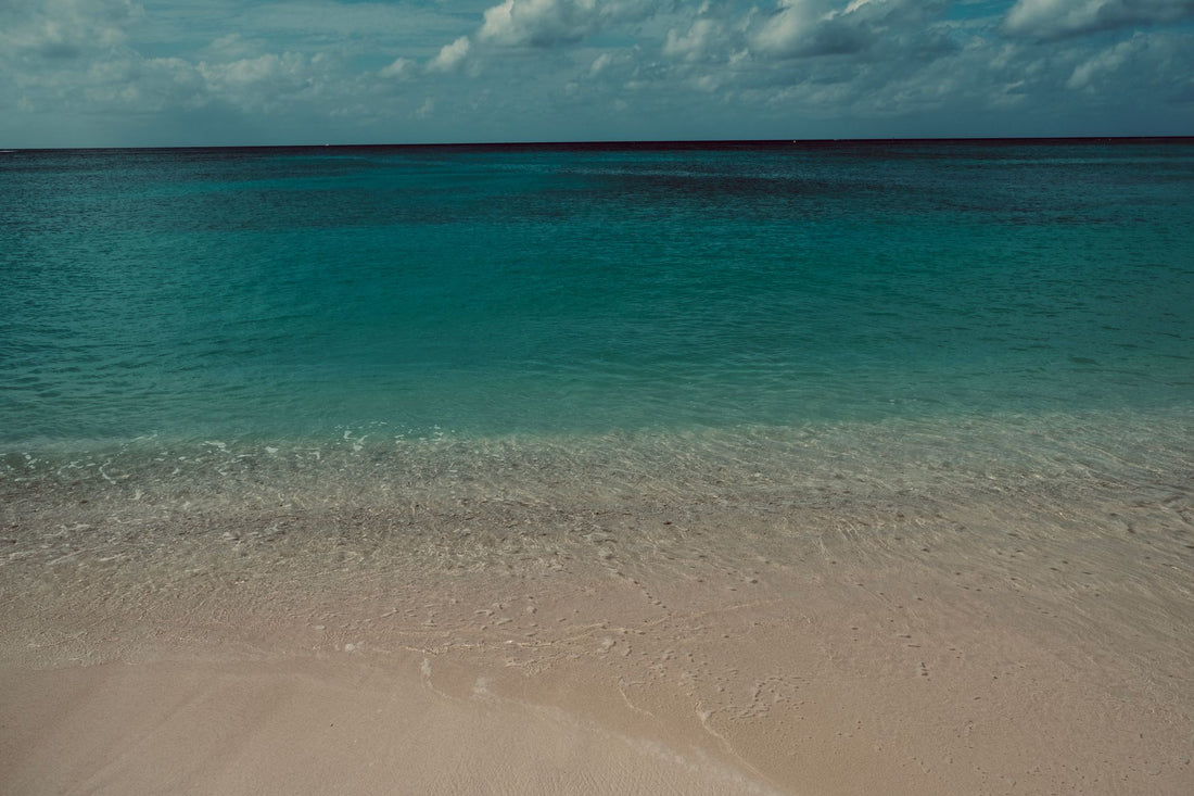 Playa de arena blanca en Anguila donde usar una eSIM sin roaming