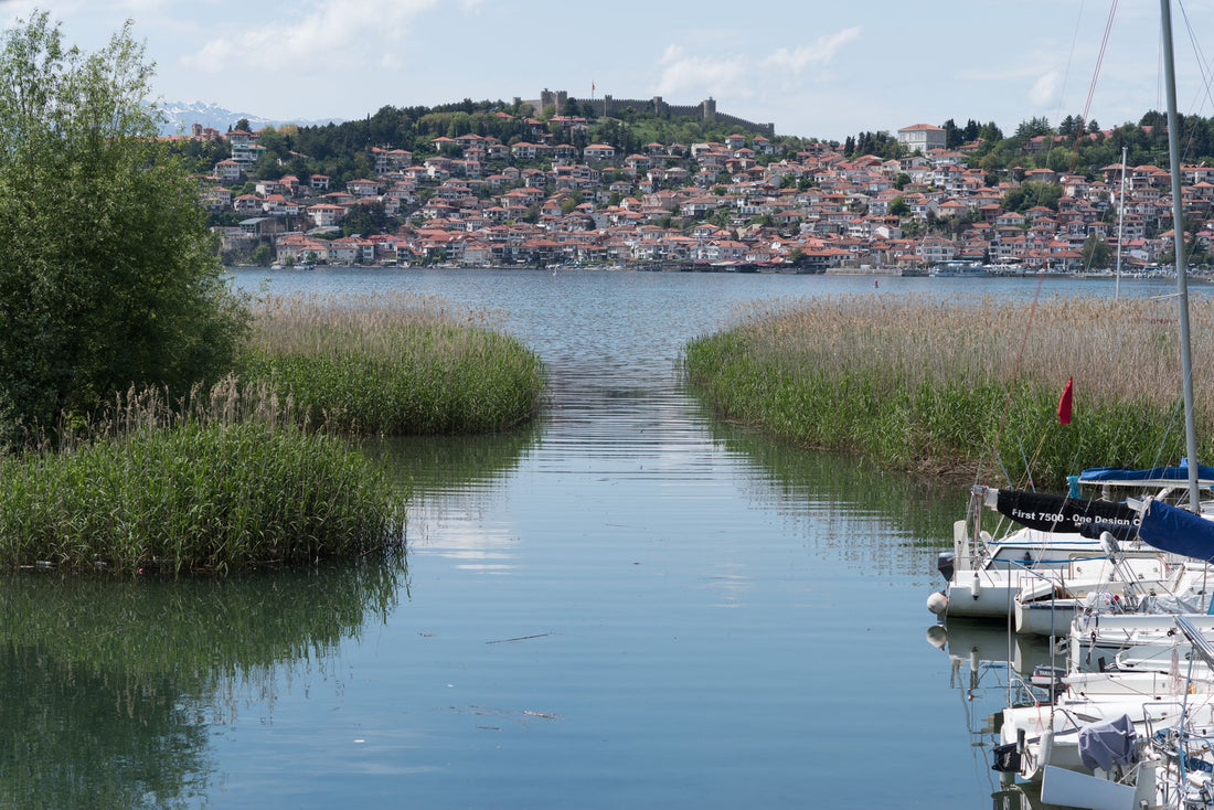Viajero consultando el móvil con una eSIM en el lago Ohrid, Macedonia del Norte
