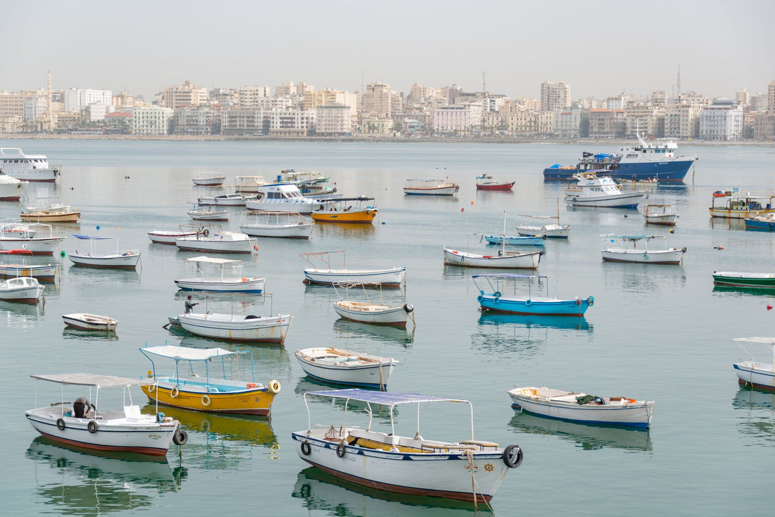 Viajero consultando el móvil con una eSIM para Libia frente a la costa de Trípoli