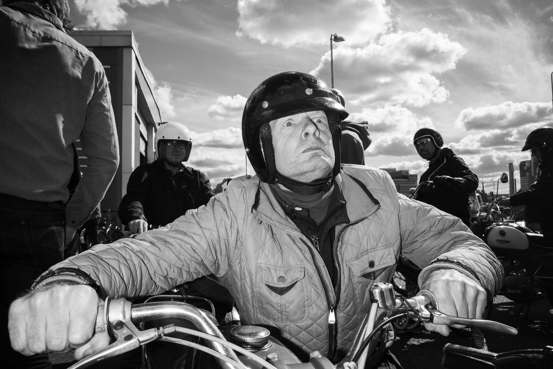 Aficionado usando una eSIM en la Isla de Man durante el TT de motociclismo