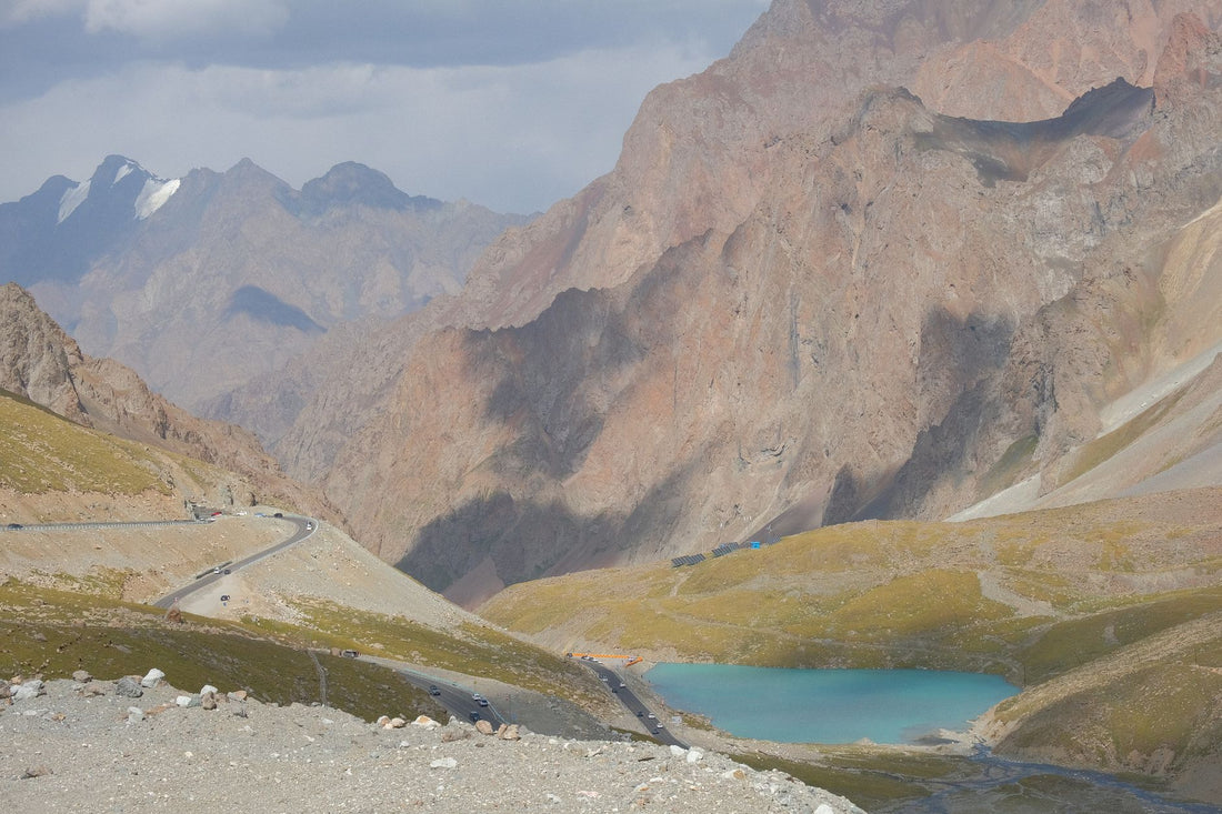 Viajero con eSIM para Tayikistán en la carretera del Pamir entre montañas
