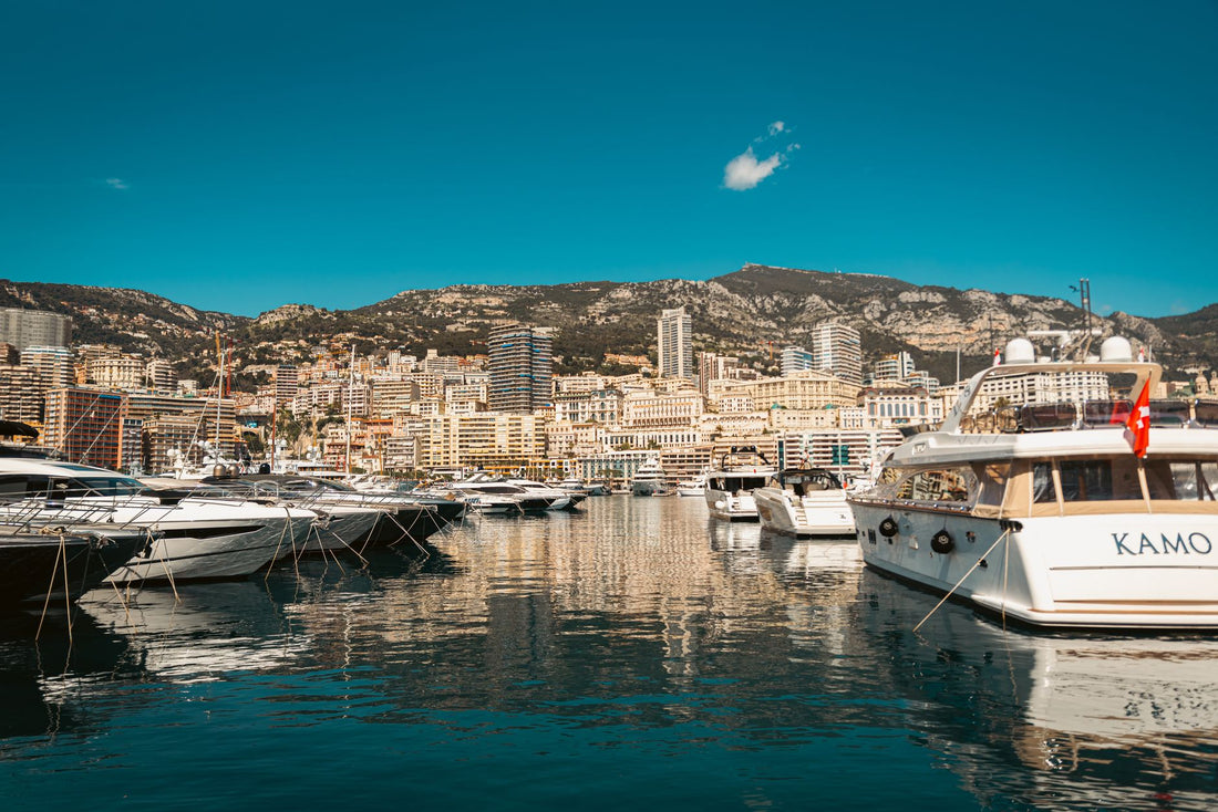 Viajero con eSIM de Mónaco frente al puerto de Montecarlo