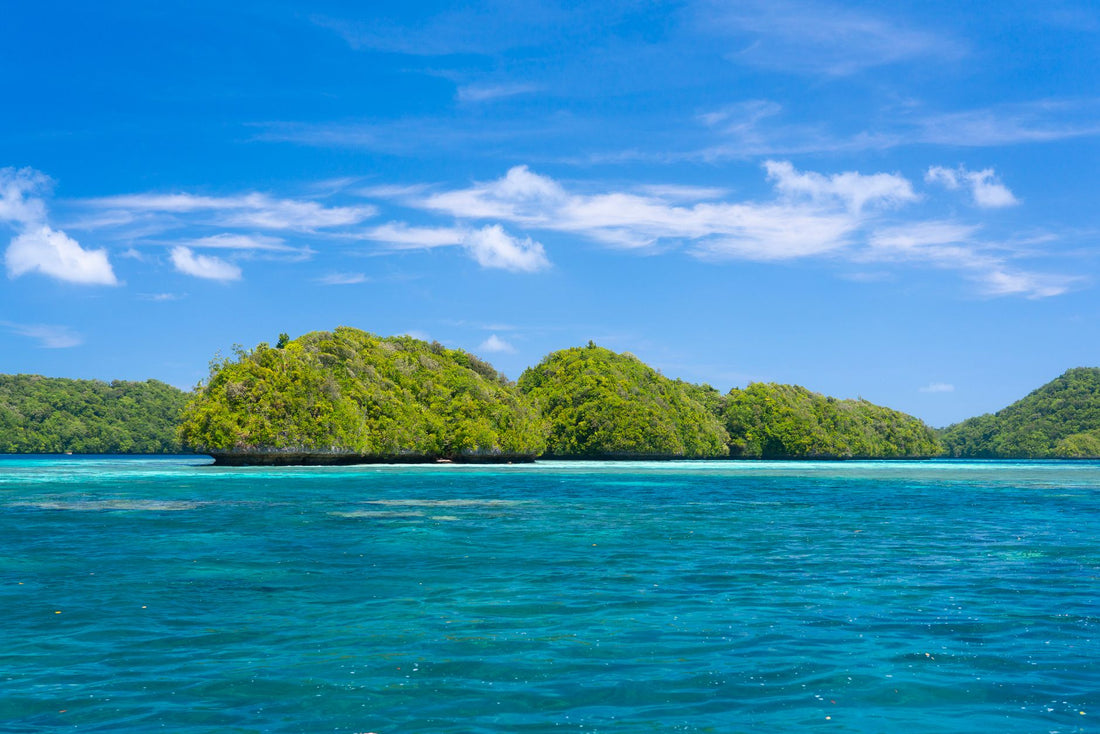 Viajero con eSIM de Mayotte frente a la laguna turquesa de Mamoudzou