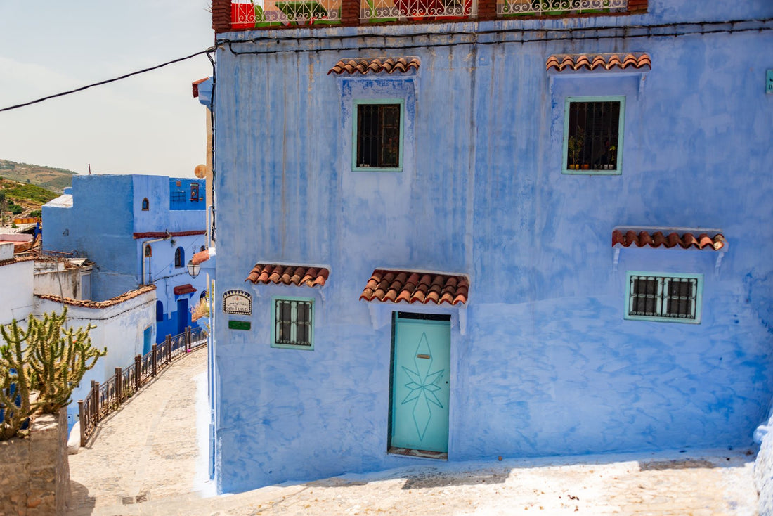 Viajero con una eSIM de Europa y Marruecos en las calles azules de Marruecos