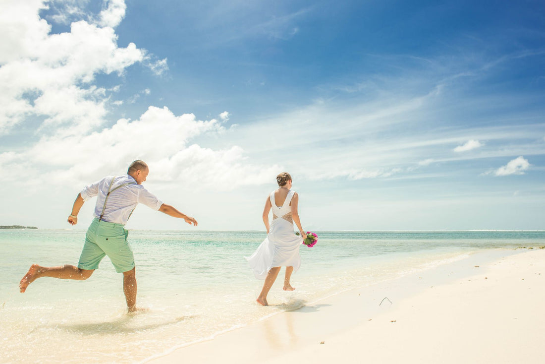 Invitados conectados con una eSIM en una boda de destino en la playa