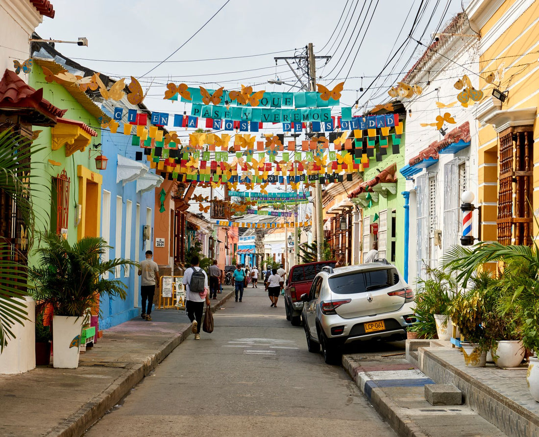 Viajera usando una eSIM para Colombia en las calles de Cartagena