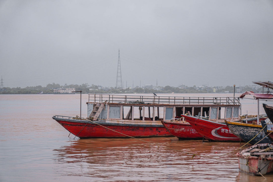 Viajera usando una eSIM para Surinam frente al río en Paramaribo