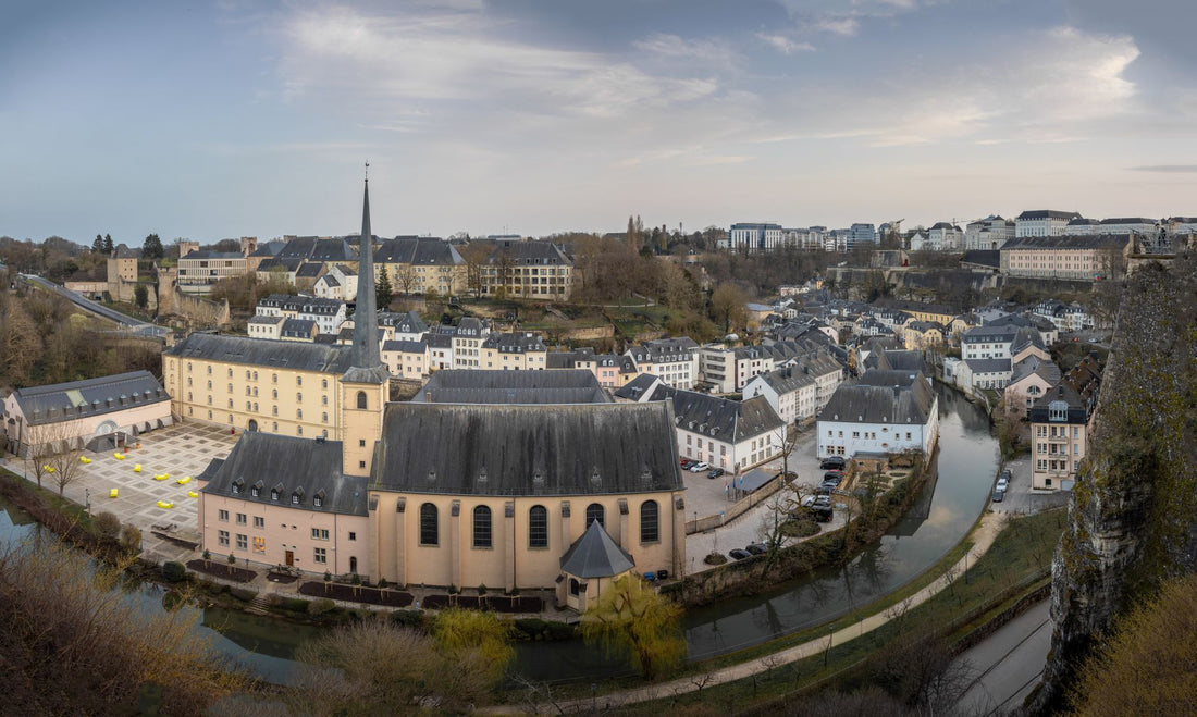 Viajero con el móvil y una eSIM para Luxemburgo sobre el casco antiguo de la capital
