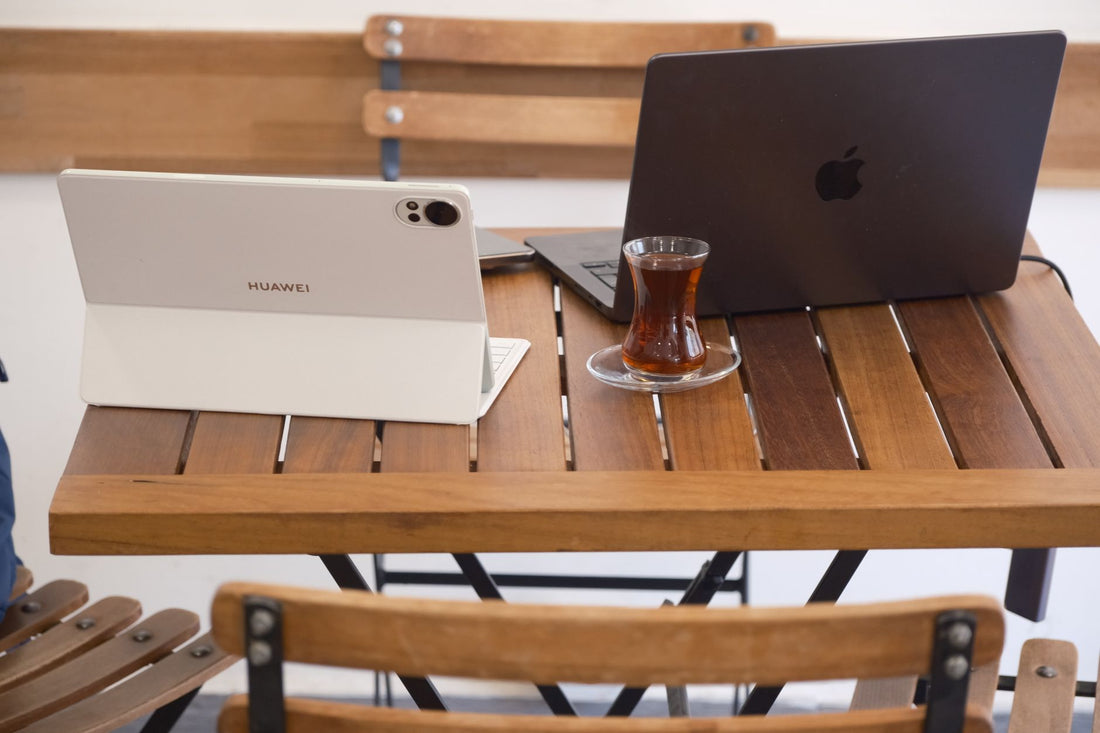 Nomada digital trabajando con eSIM y portatil en una cafeteria de viaje