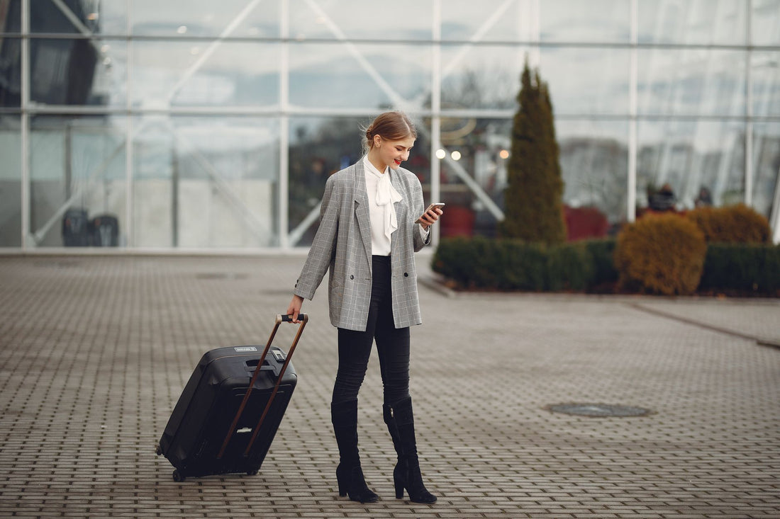 Chica au pair usando una eSIM en el móvil recién llegada al aeropuerto de destino