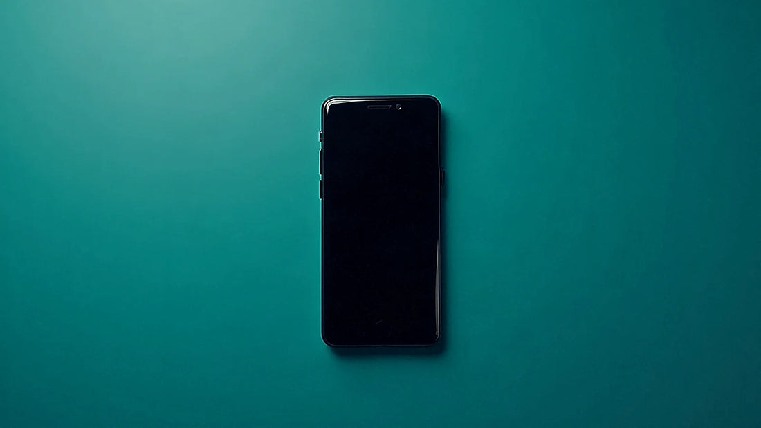 青緑色の背景に置かれたスマホです。