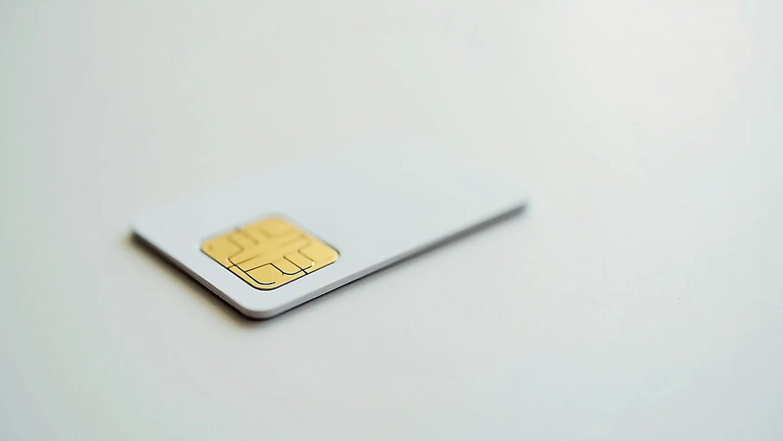 Tarjeta SIM física sobre superficie neutra