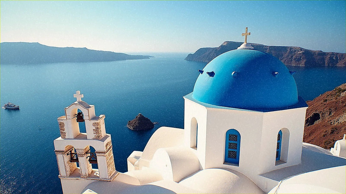 Cúpulas azules de Santorini sobre el mar Egeo