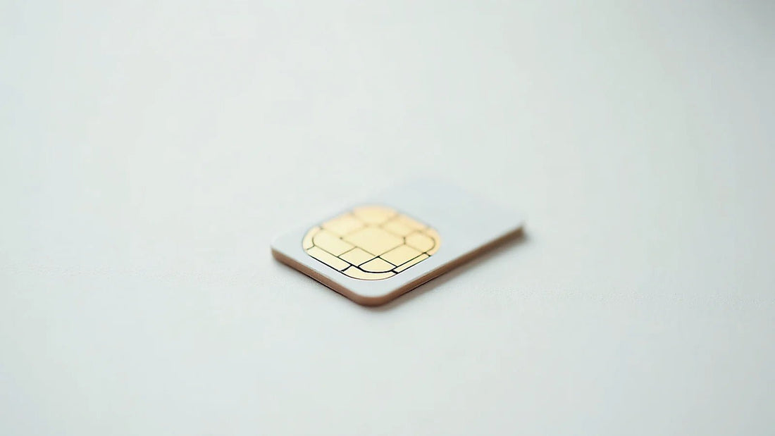 Tarjeta SIM sobre superficie neutra con luz suave