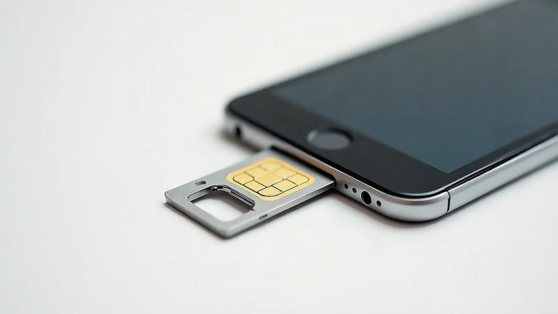 Bandeja de tarjeta SIM abierta en smartphone