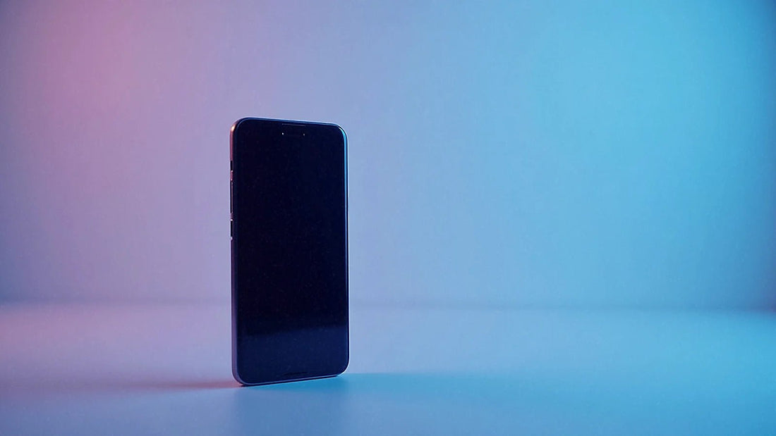 Teléfono móvil emitiendo señal wifi en ambiente minimalista