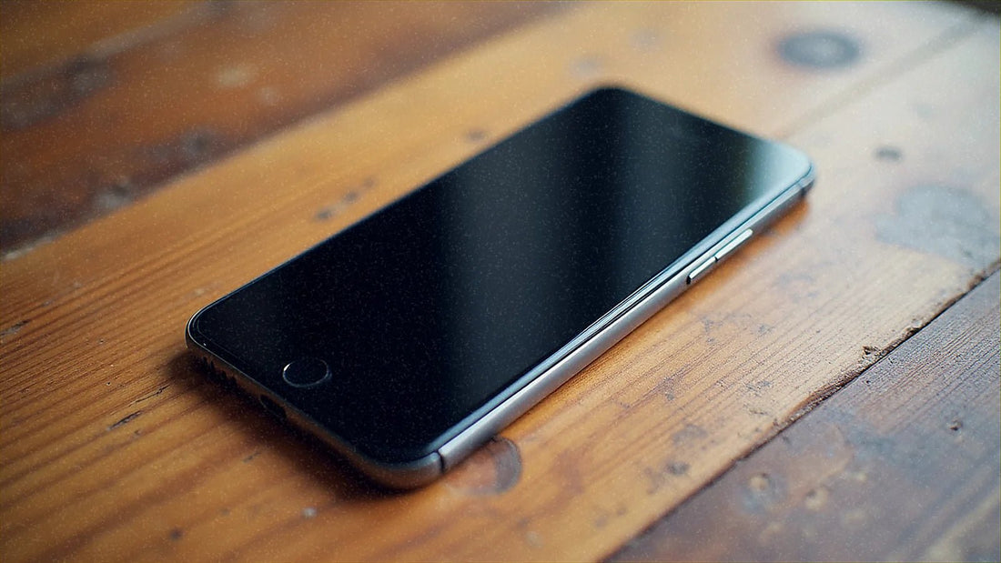 Teléfono móvil con pantalla negra sobre mesa