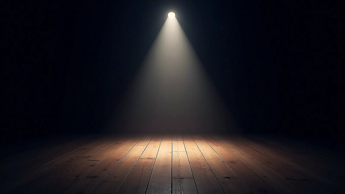 Foco iluminando un escenario vacío