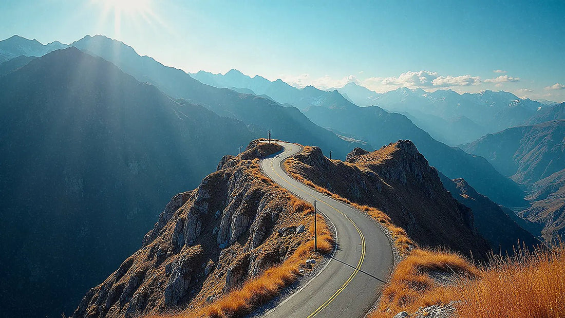 Carretera de montaña cruzando frontera entre dos países