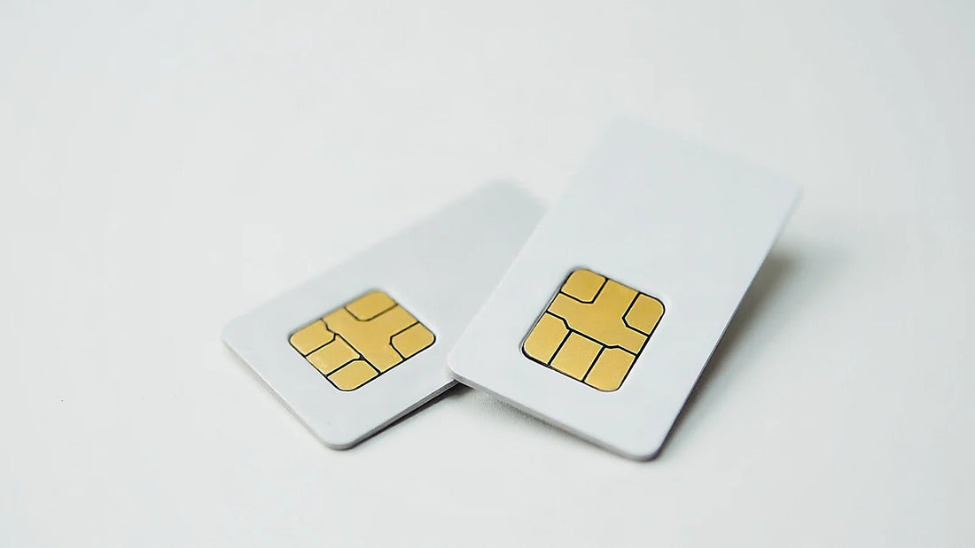 Dos tarjetas SIM físicas una al lado de la otra
