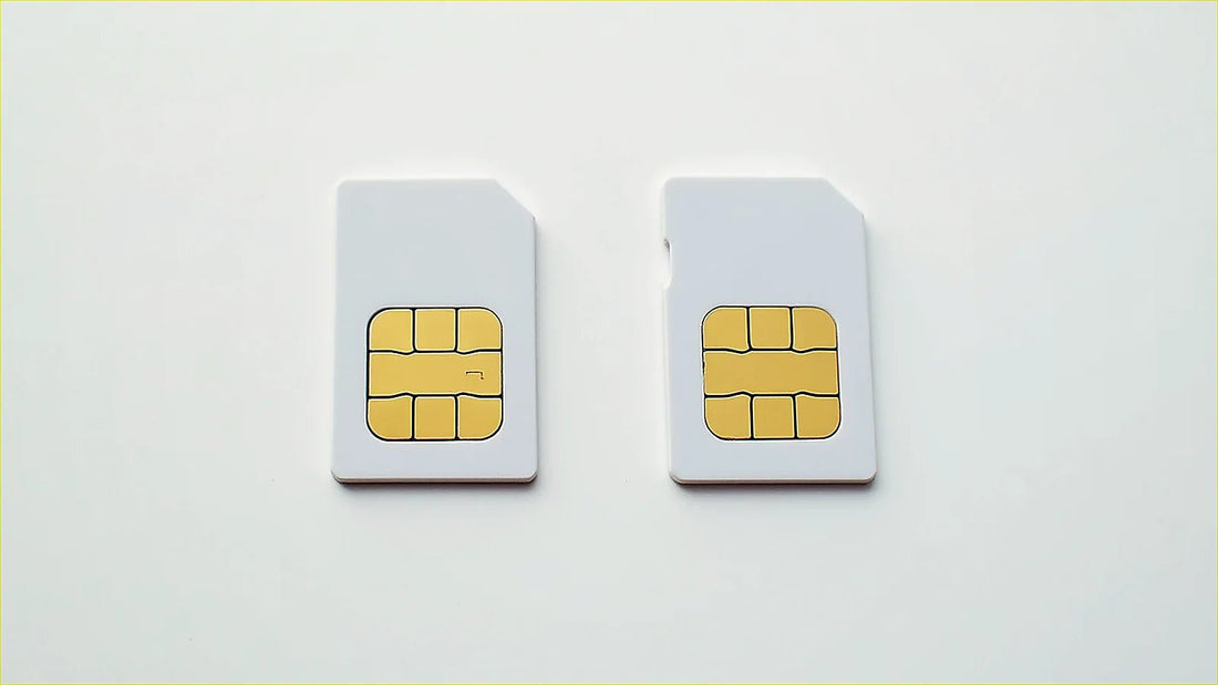 Dos tarjetas SIM una al lado de la otra sobre superficie neutra