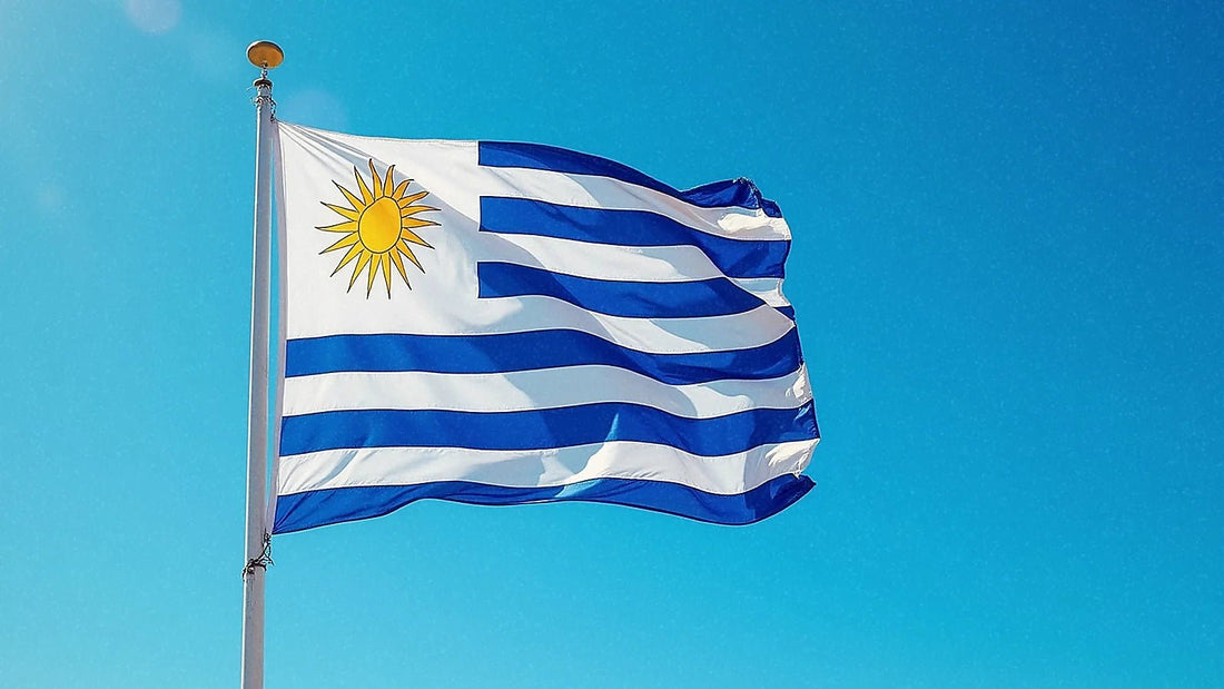 Bandera de Uruguay ondeando al viento