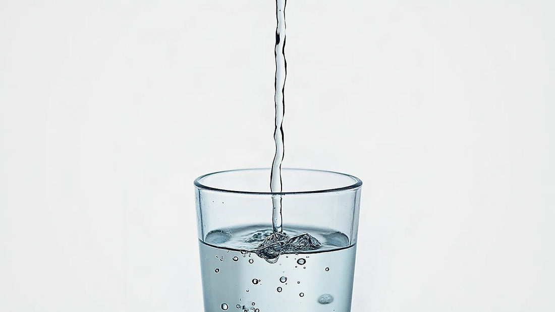 Gotas de agua cayendo en un recipiente de cristal
