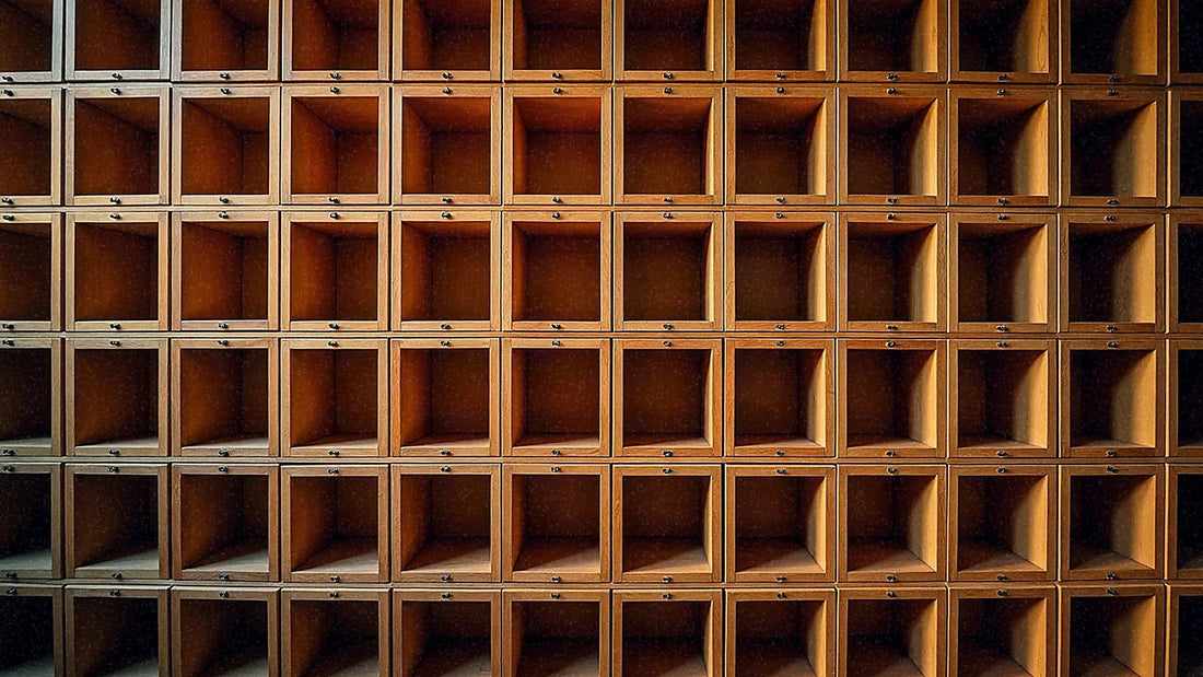 Casilleros de madera vacíos
