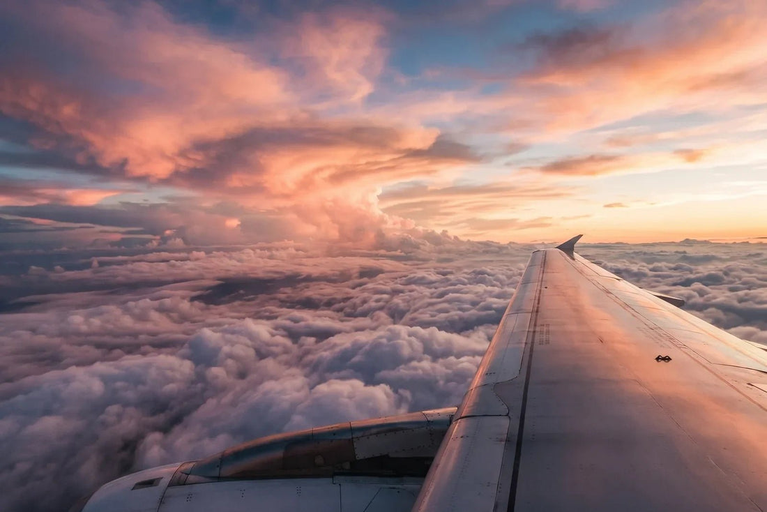 Ala de avión sobre las nubes — eSIM mundial de PuraSIM