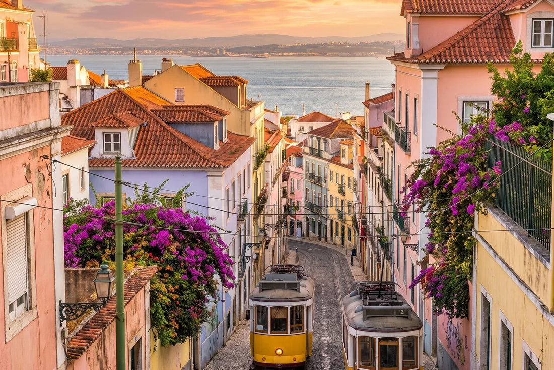 Lissabon mit seiner gelben Straßenbahn — eSIM Portugal von PuraSIM