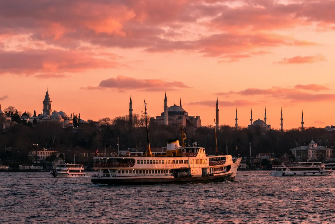 Die Hagia Sophia und der Bosporus in Istanbul — eSIM Türkei von PuraSIM